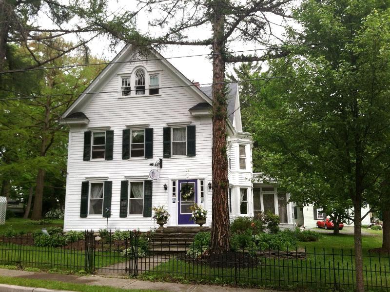 18 Vine Inn & Carriage House image