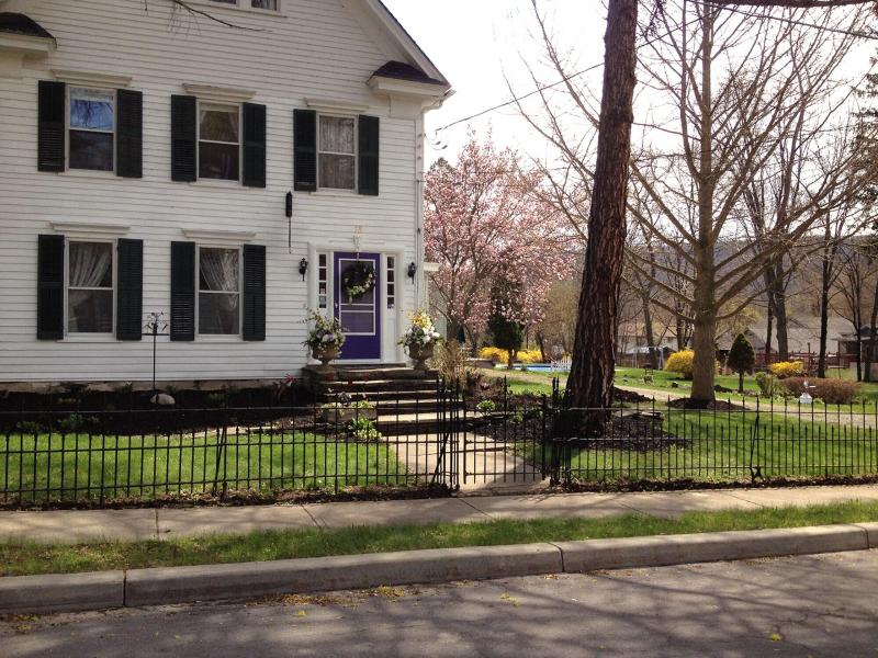 18 Vine Inn & Carriage House image