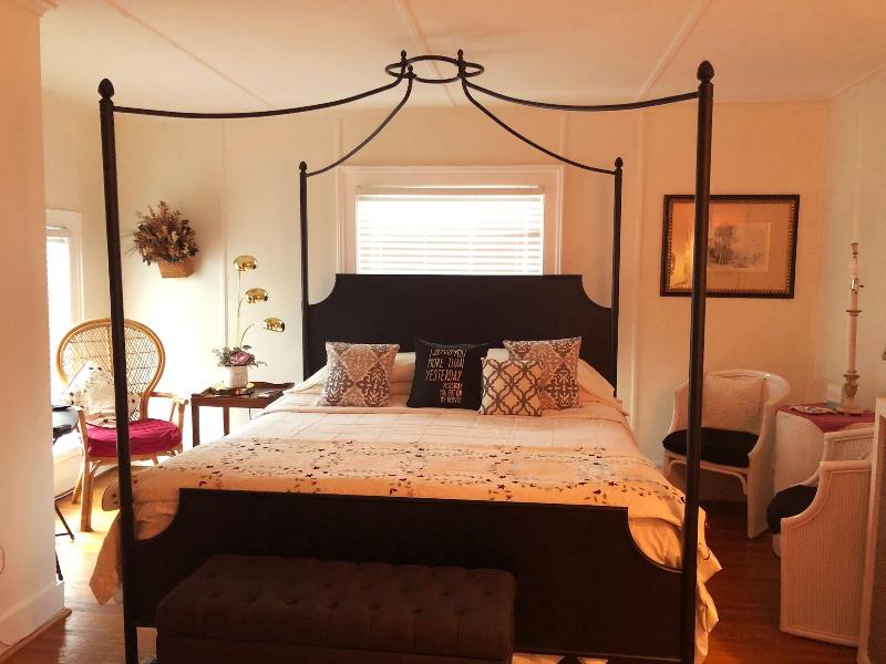 18 Vine Inn & Carriage House image