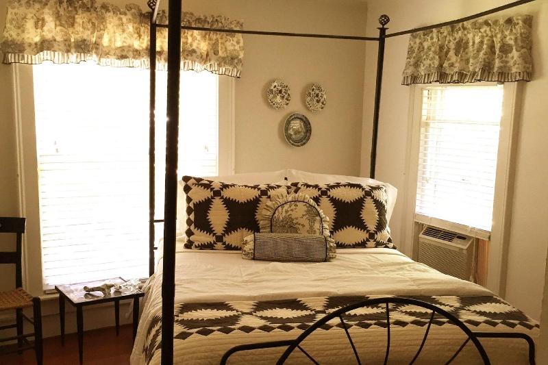 18 Vine Inn & Carriage House image
