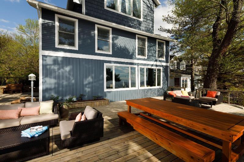 Looking Glass Beachfront Inn image