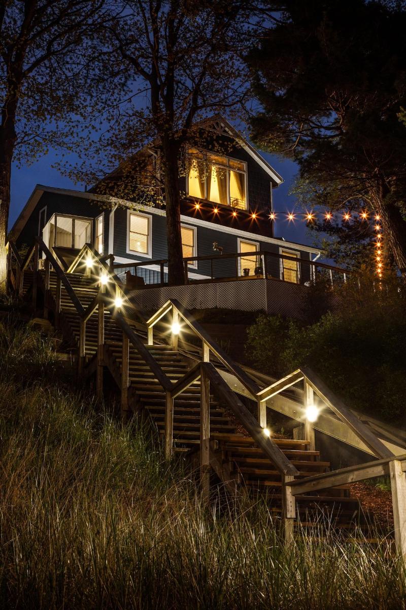 Looking Glass Beachfront Inn image