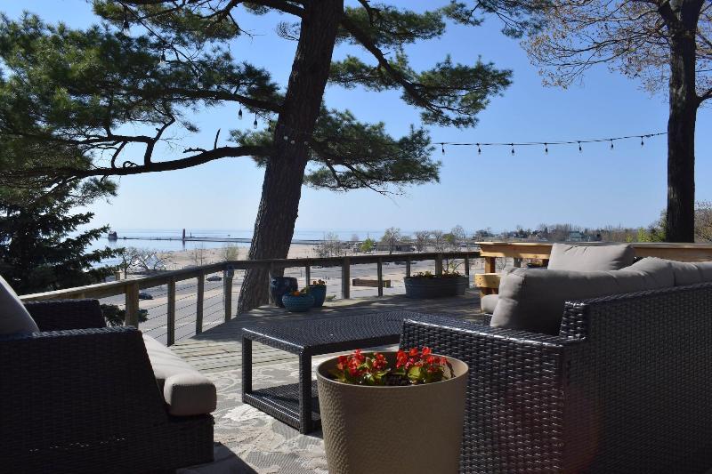 Looking Glass Beachfront Inn image