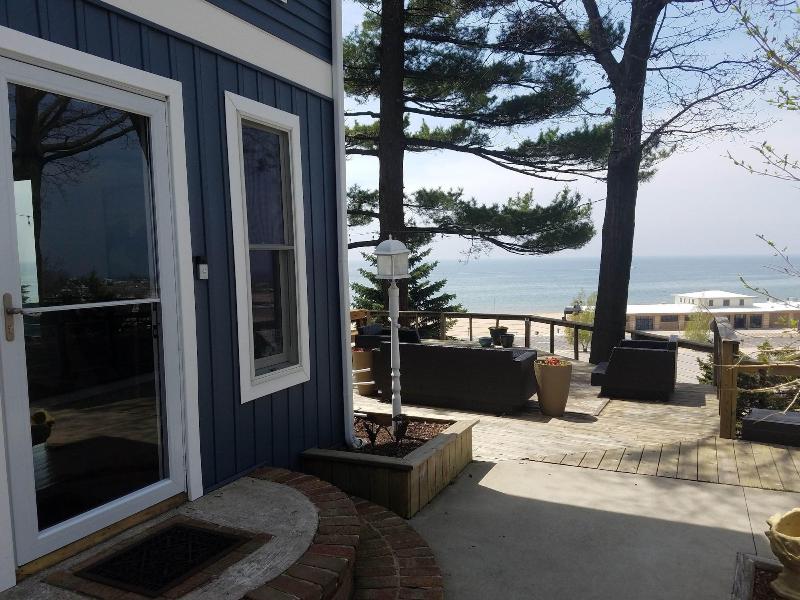 Looking Glass Beachfront Inn image