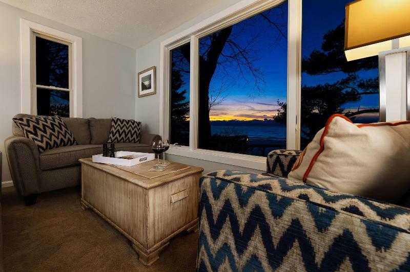 Looking Glass Beachfront Inn image