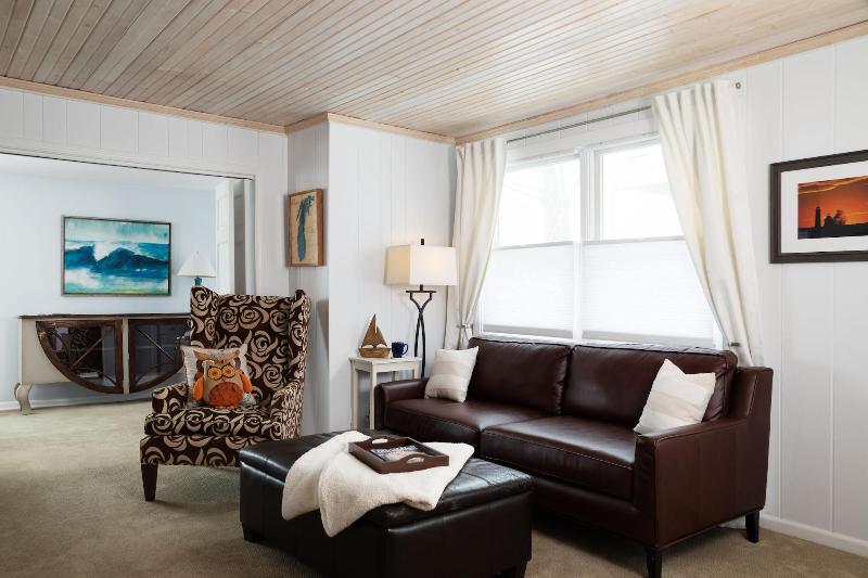 Looking Glass Beachfront Inn image
