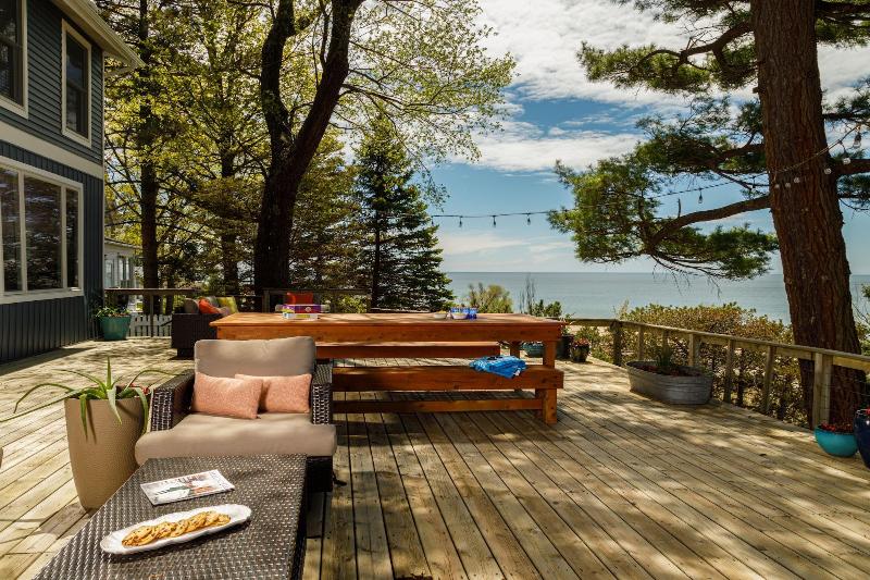 Looking Glass Beachfront Inn image