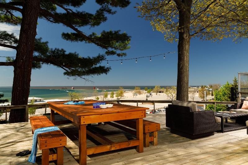 Looking Glass Beachfront Inn image