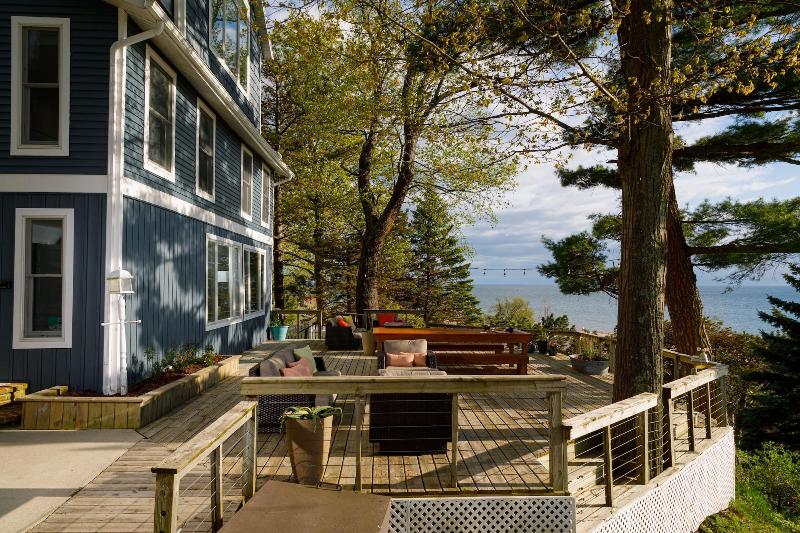 Looking Glass Beachfront Inn image