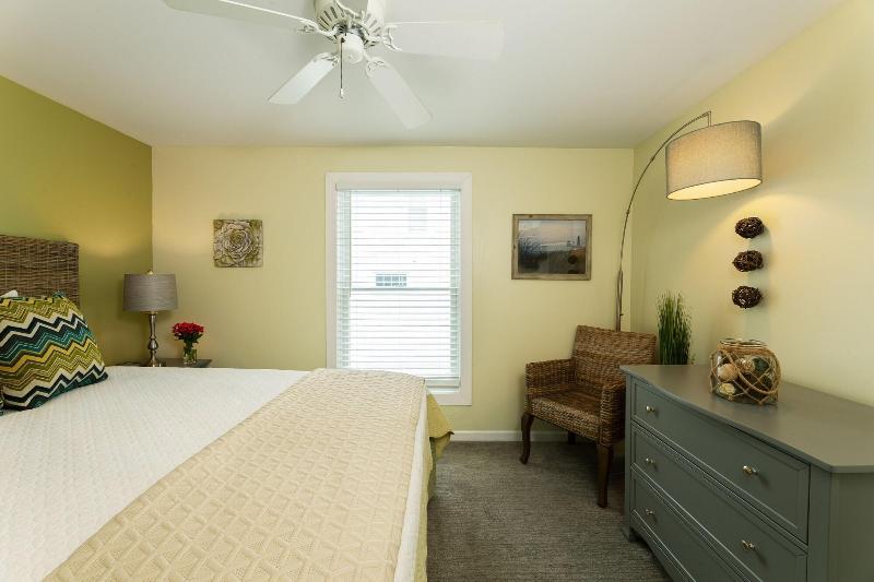 Looking Glass Beachfront Inn image