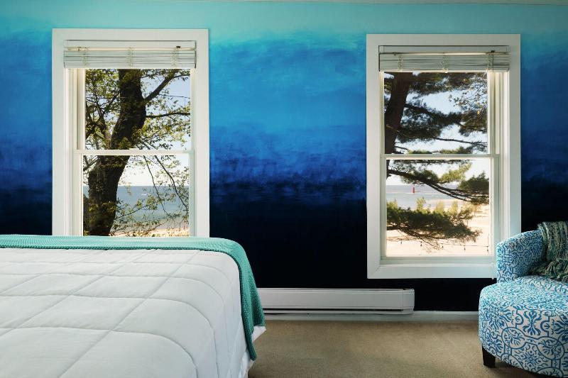 Looking Glass Beachfront Inn image