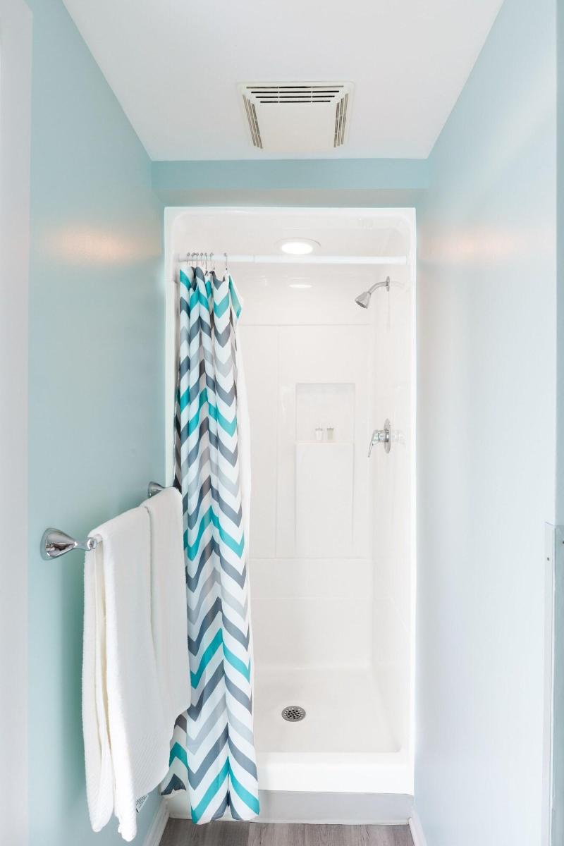 Looking Glass Beachfront Inn image