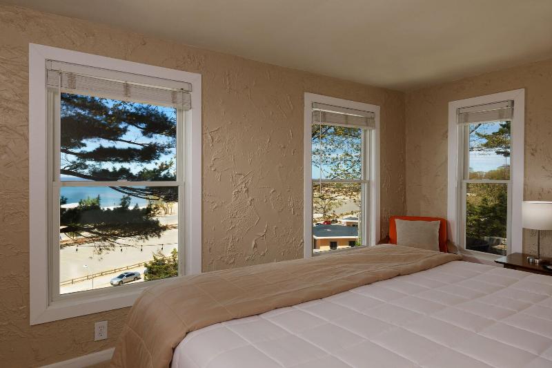 Looking Glass Beachfront Inn image