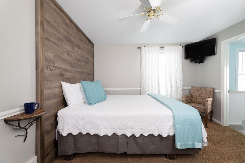Looking Glass Beachfront Inn image