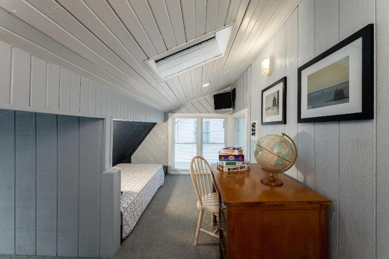 Looking Glass Beachfront Inn image