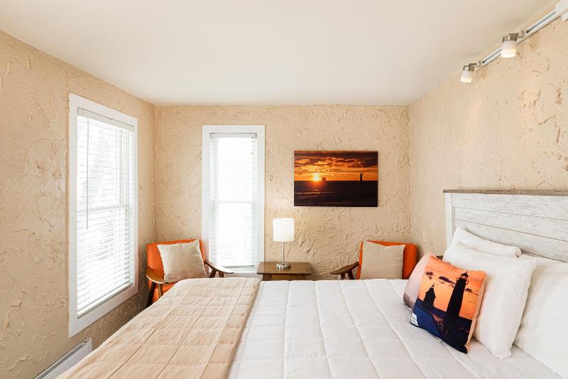 Looking Glass Beachfront Inn image