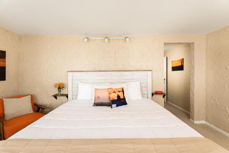 Looking Glass Beachfront Inn image