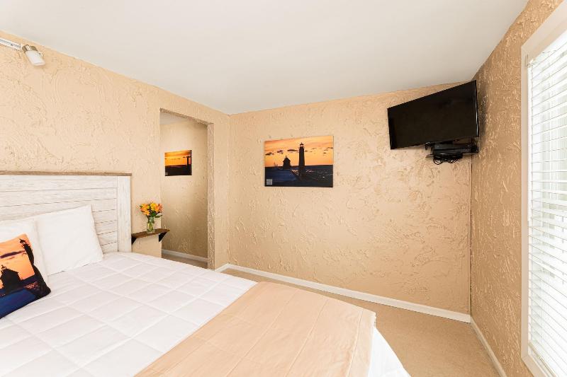Looking Glass Beachfront Inn image