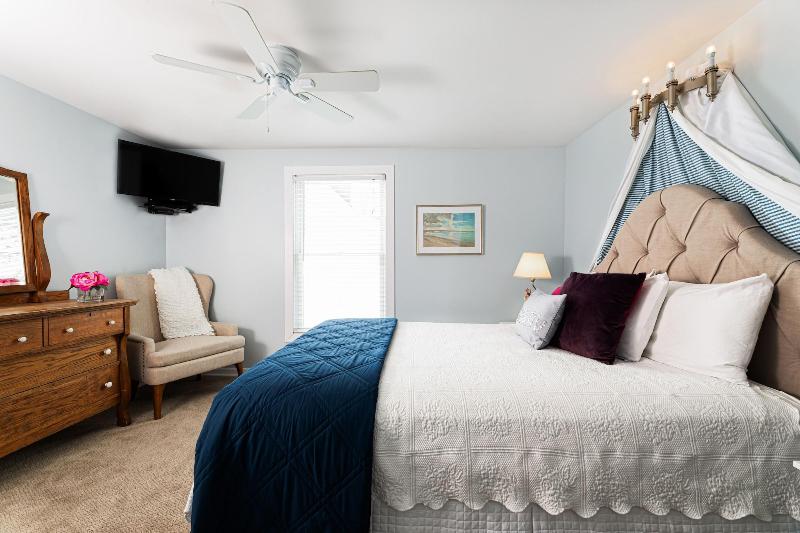 Looking Glass Beachfront Inn image