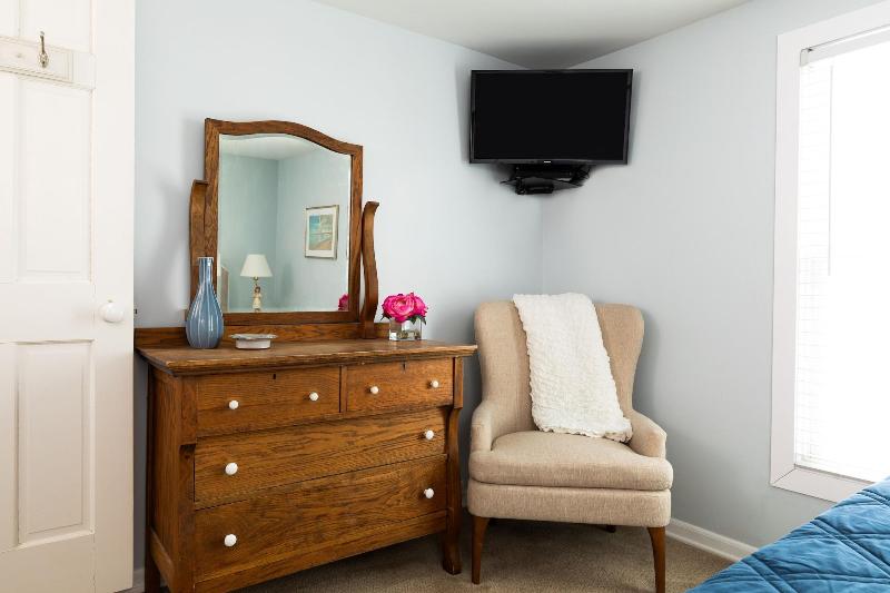 Looking Glass Beachfront Inn image