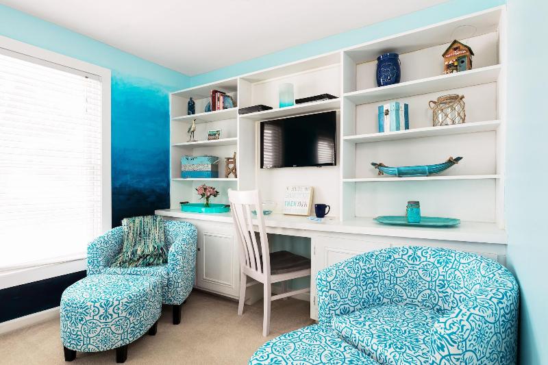 Looking Glass Beachfront Inn image