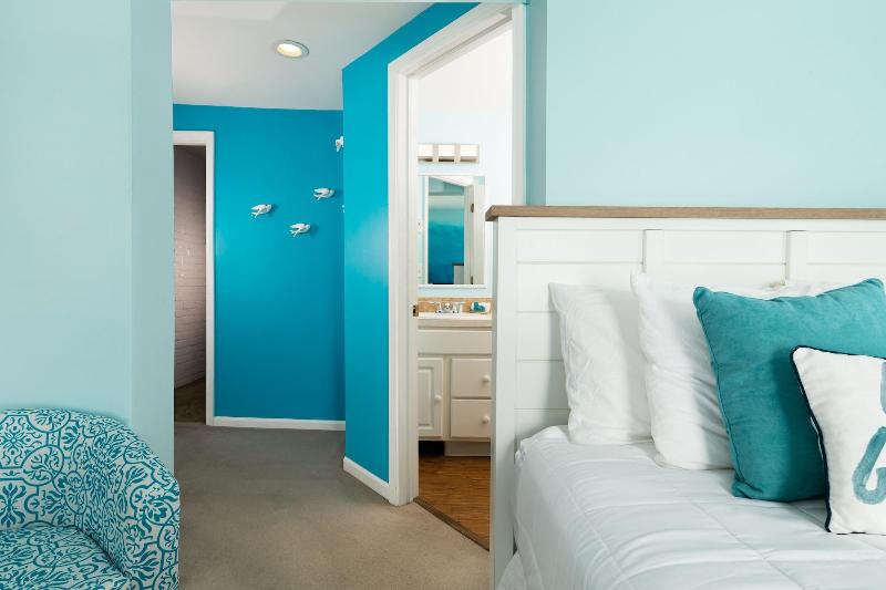 Looking Glass Beachfront Inn image