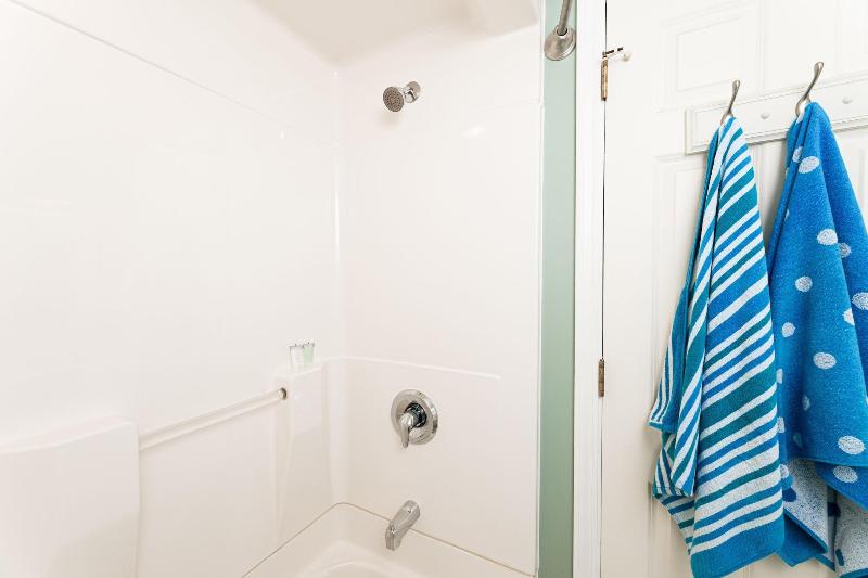 Looking Glass Beachfront Inn image