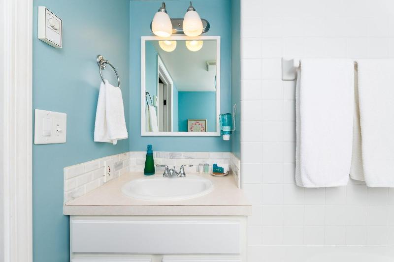 Looking Glass Beachfront Inn image