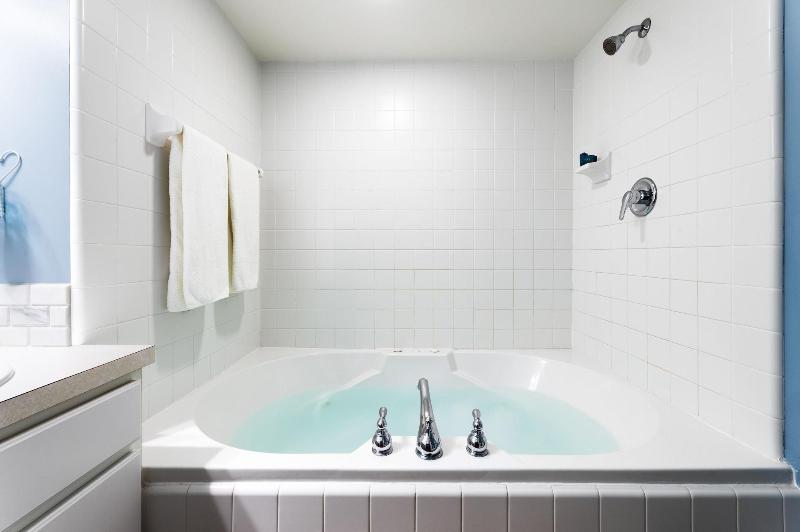 Looking Glass Beachfront Inn image
