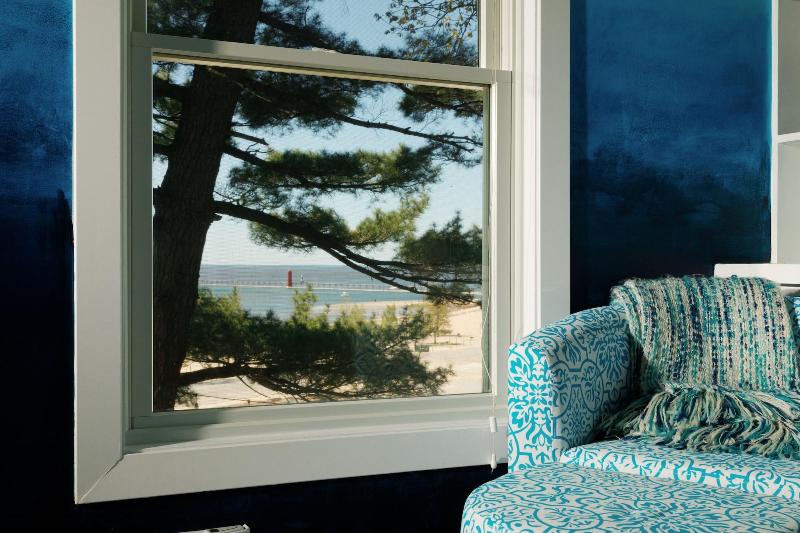 Looking Glass Beachfront Inn image