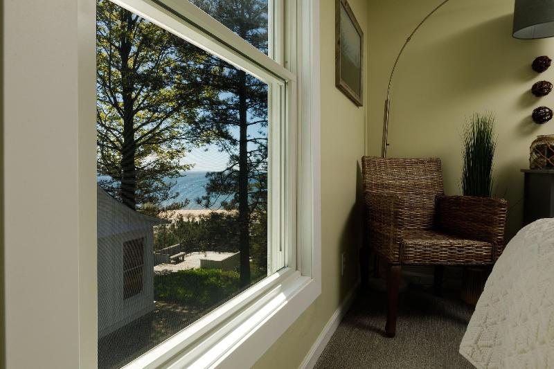 Looking Glass Beachfront Inn image