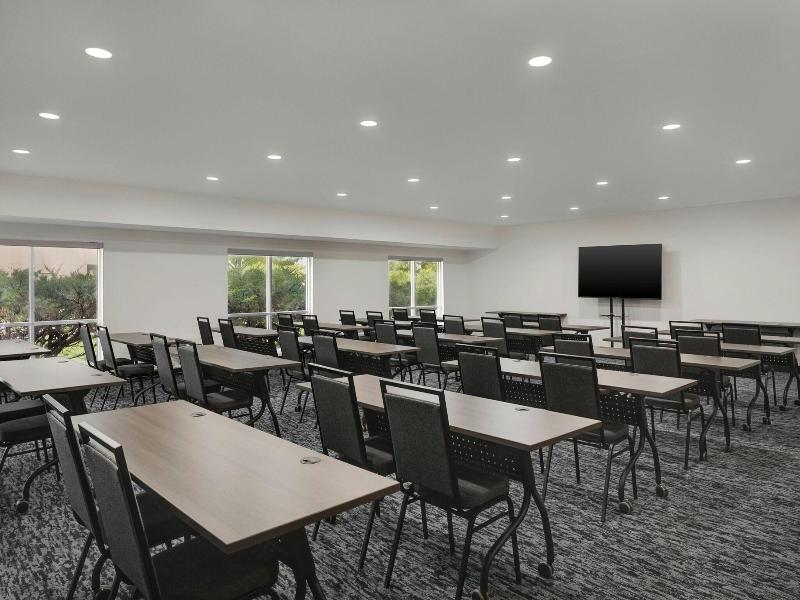 Fairfield Inn & Suites by Marriott Chicago Napervi image