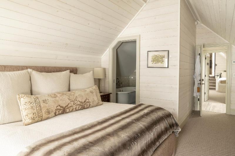 Eleven Experience Scarp Ridge Lodge image