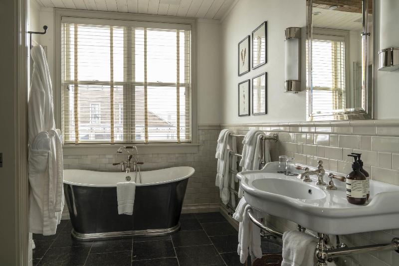 Eleven Experience Scarp Ridge Lodge image