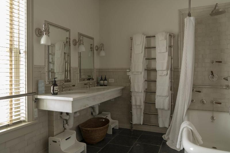 Eleven Experience Scarp Ridge Lodge image