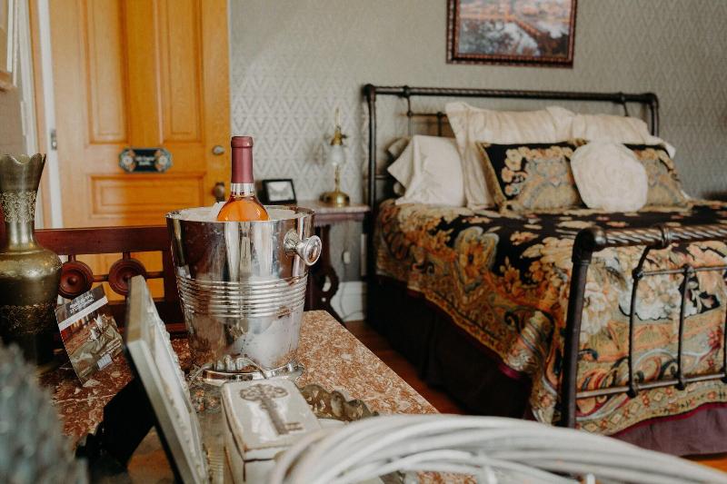 Aurora Staples Inn image