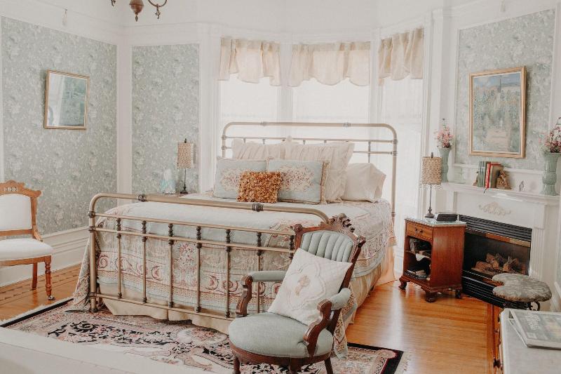 Aurora Staples Inn image