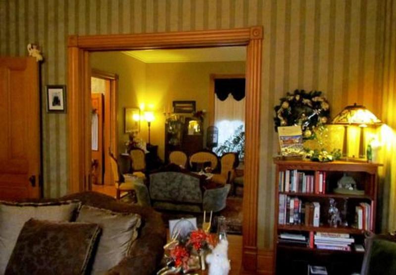Aurora Staples Inn image