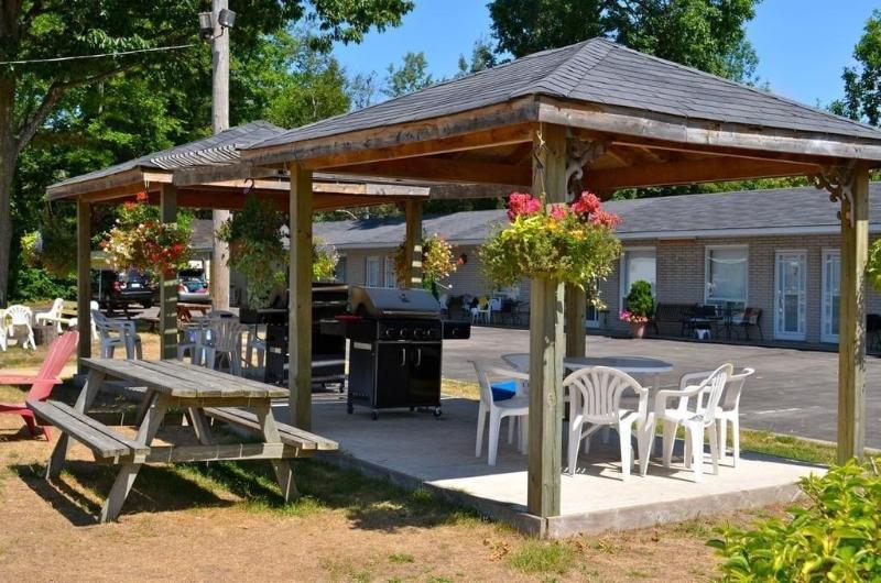 Wasaga Beach Inn And Cottages image