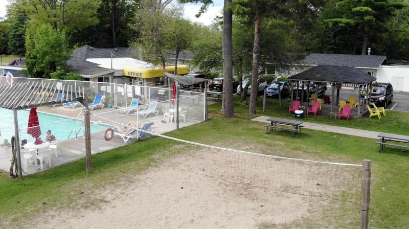 Wasaga Beach Inn And Cottages image