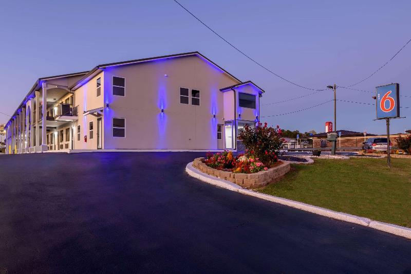 Motel 6 Commerce, Ga — exterior view