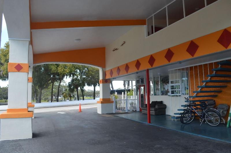 Tarpon Inn image