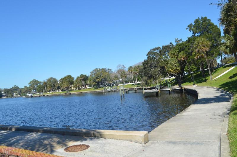 Tarpon Inn image