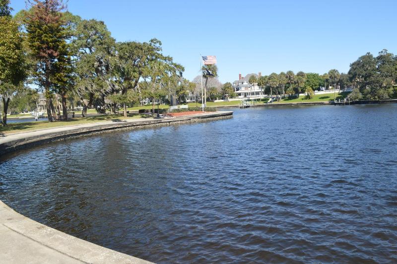 Tarpon Inn image