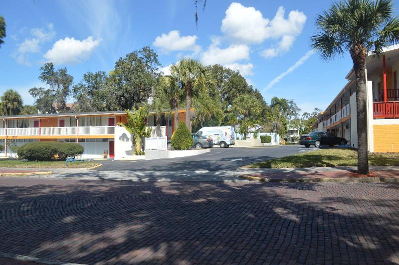 Tarpon Inn image