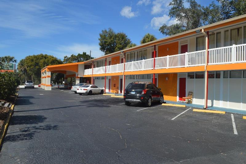 Tarpon Inn image