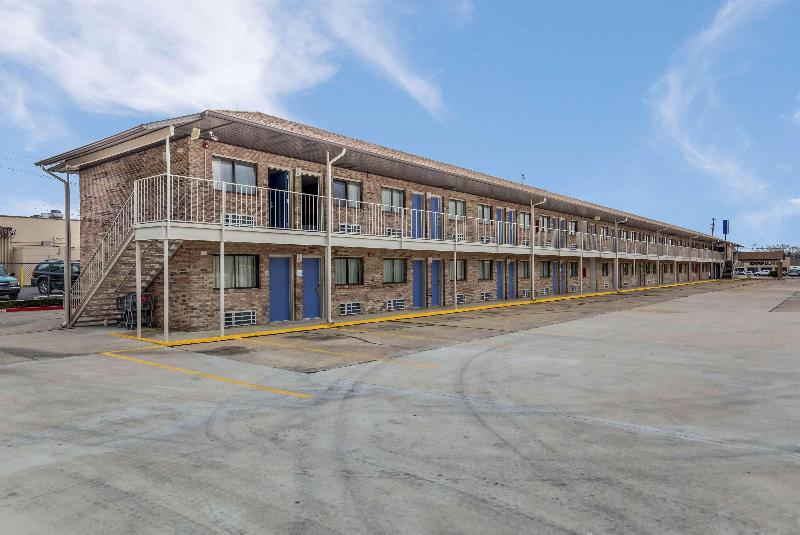 Motel 6 Dyersburg, TN