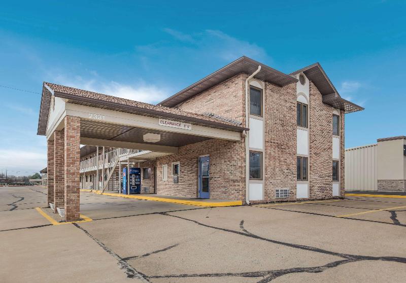 Motel 6 Dyersburg, TN