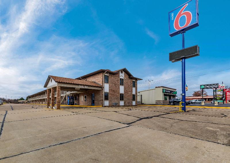 Motel 6 Dyersburg, TN