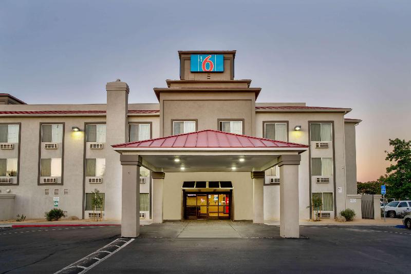 Motel 6 Hesperia, CA - West Main Street - I-15 image
